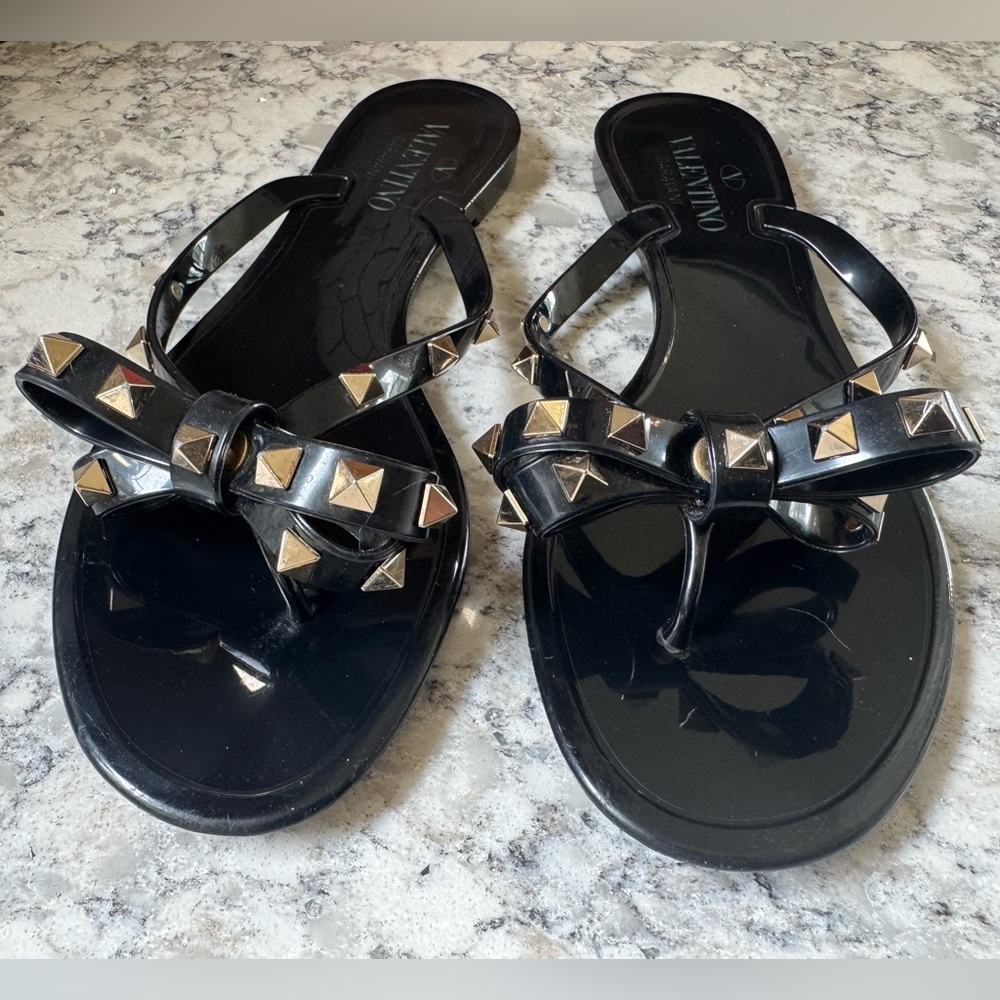 Valentino Garavani Rockstud Black and Gold Bow Sandals - Picture 6 of 11